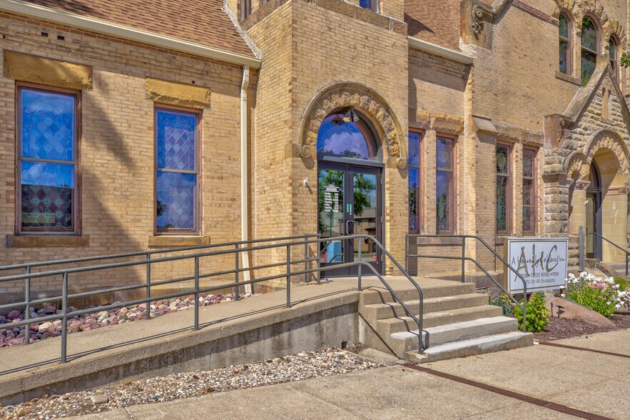 More Photos Of 2001 10th St, Emmetsburg General Retail For Sale