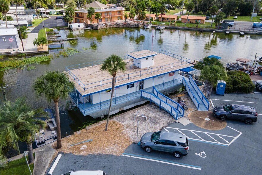 More Photos Of 1006 W Burleigh Blvd, Tavares General Retail For Sale