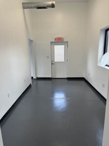 More Photos Of 686 Montgomery Ave, Lexington General Retail For Sale