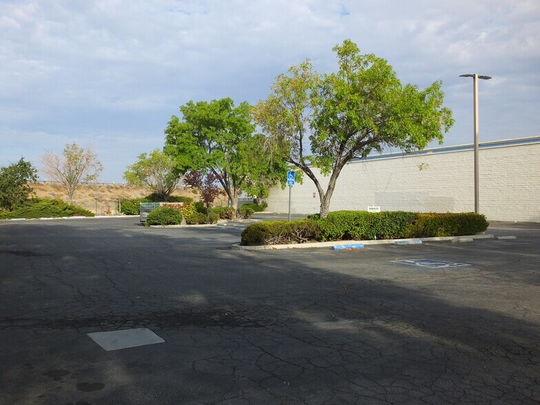 More Photos Of 44143-44147 20th St W, Lancaster Medical For Lease