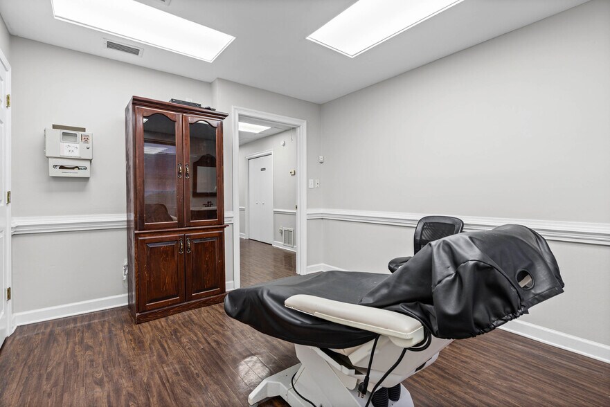 More Photos Of 3664 College Ln S, Mobile Medical For Sale