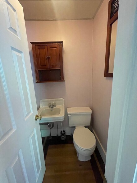 More Photos Of 1421 N Limestone St, Gaffney Office For Sale