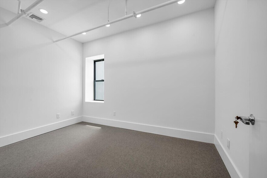 More Photos Of 705 Middle Neck Rd, Great Neck Coworking Space