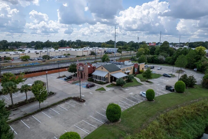 More Photos Of 2450 S Acadian Thruway, Baton Rouge Restaurant For Sale