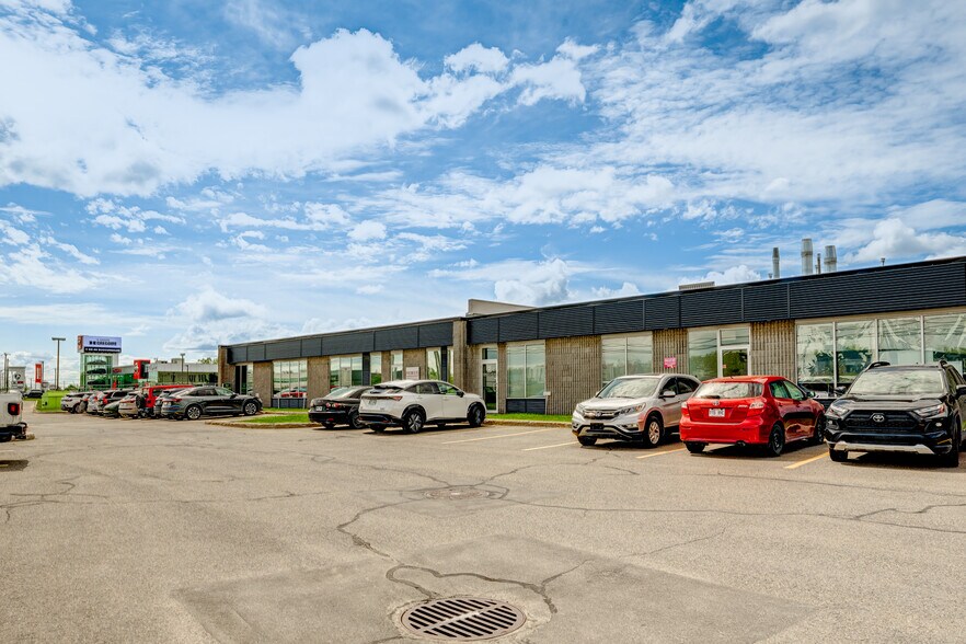 More Photos Of 4141-4149 Autoroute 440, Laval Warehouse For Lease