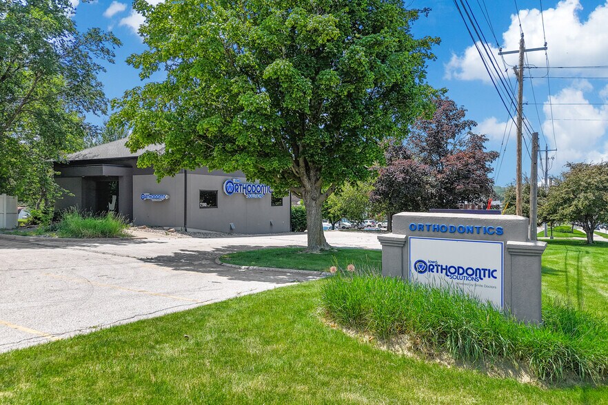 Primary Photo Of 7180 Hickman Rd, Windsor Heights Medical For Lease