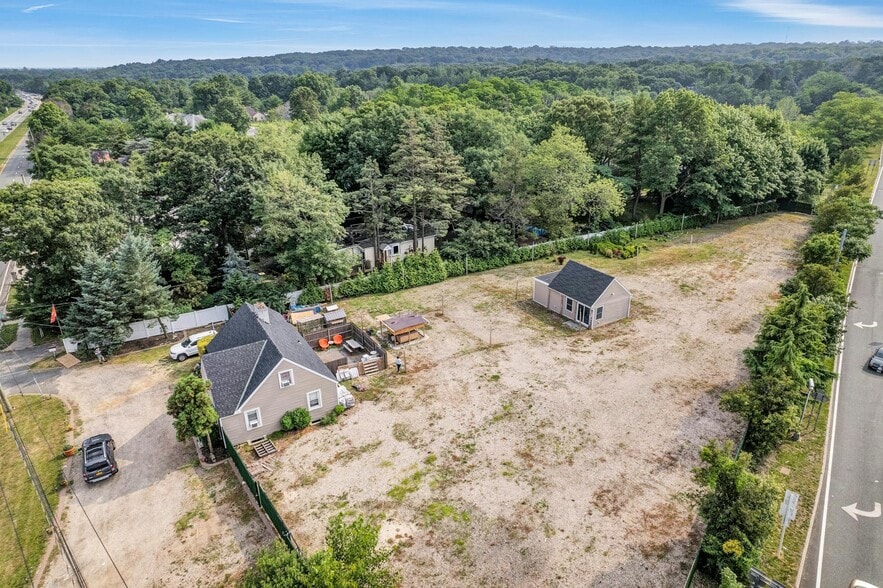 More Photos Of 557 Deer Park Rd, Dix Hills Flex For Sale