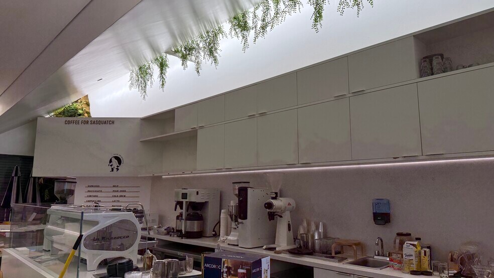 More Photos Of 7016-7024 Melrose Ave, Los Angeles Office For Sale