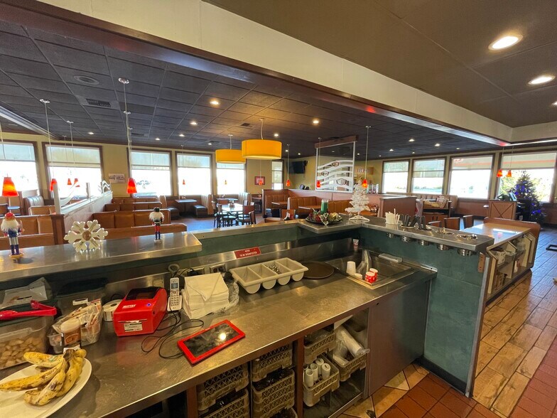 More Photos Of 6887 E Front St, Kansas City Fast Food For Lease