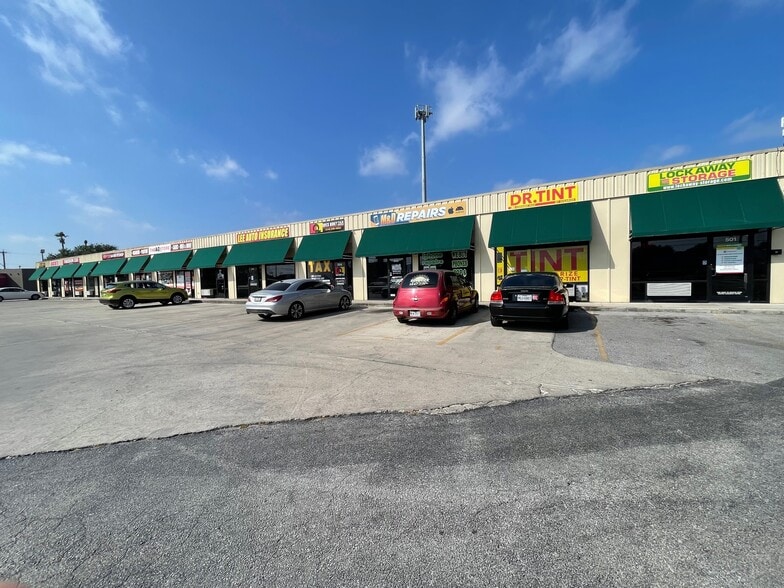 More Photos Of 8034 Culebra Rd, San Antonio Self Storage For Lease