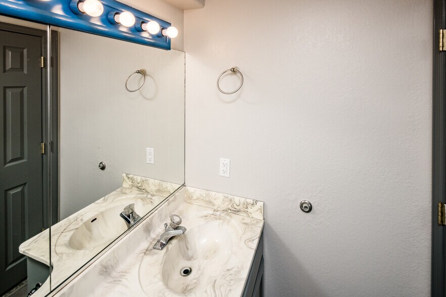 More Photos Of 1600 Acoma Blvd W, Lake Havasu City Service For Sale