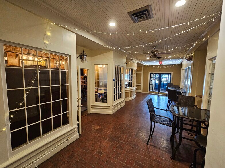 More Photos Of 124 Main St, Vincennes Office For Sale