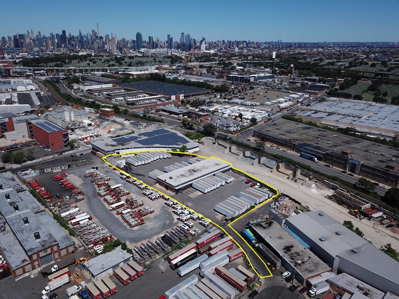 More Photos Of 1 Railroad Pl, Maspeth Warehouse For Lease