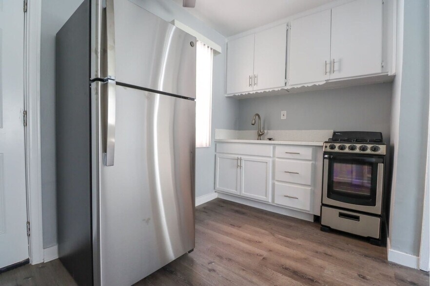 More Photos Of 2403 Louella Ave, Venice Apartments For Sale