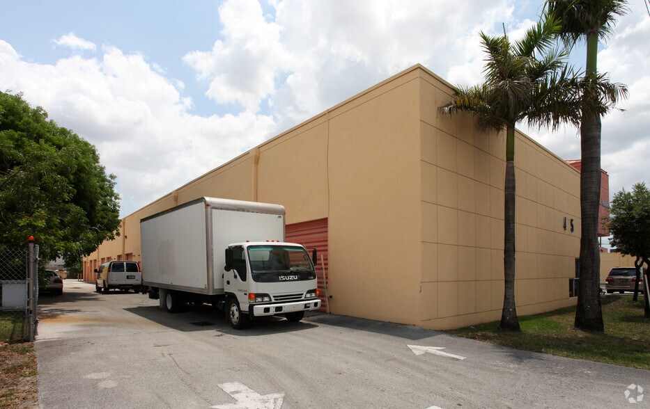 More Photos Of 4615 NW 72nd Ave, Miami Light Distribution For Lease