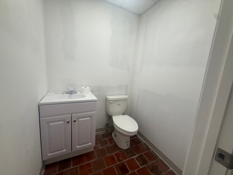 More Photos Of 114 W Market St, Greenwood Loft Creative Space For Lease