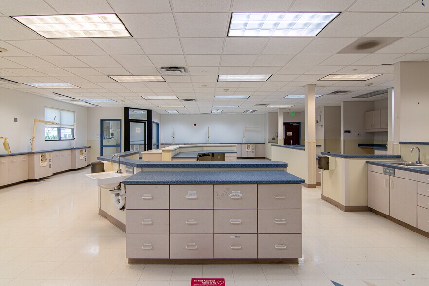 More Photos Of 201 W 5th St, Bonham Medical For Lease