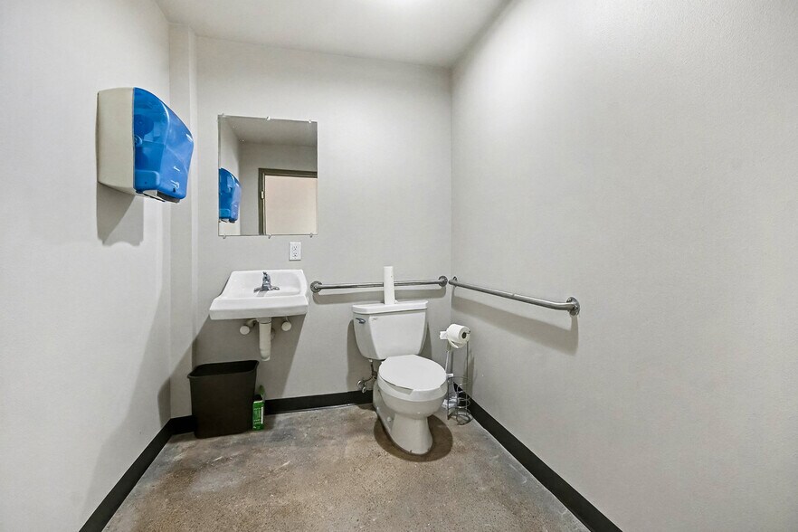 More Photos Of 110 N Walker St, Angleton Warehouse For Lease