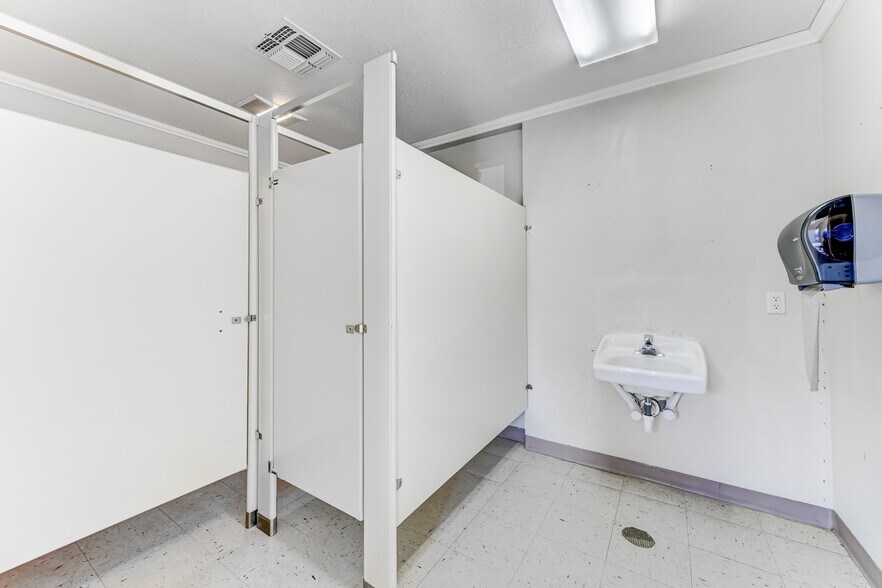 More Photos Of 9802 Whithorn Dr, Houston Office For Sale