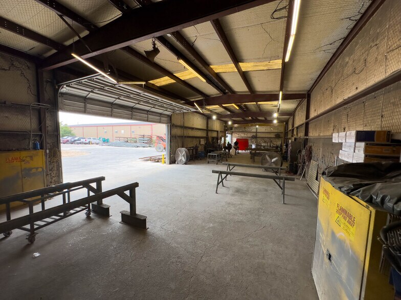 More Photos Of 9606 Old Manor Rd, Austin Warehouse For Sale