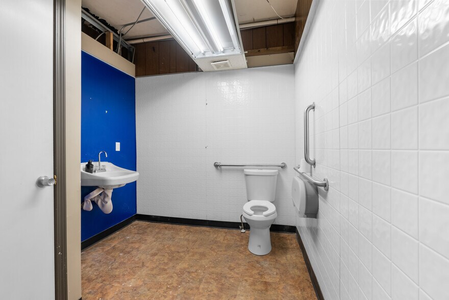 More Photos Of 127 SE 3rd St, Lees Summit Freestanding For Lease