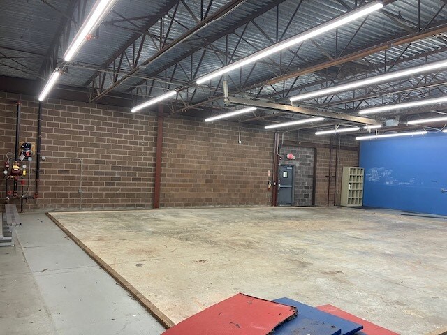 More Photos Of 9 N Airmont Rd, Suffern Warehouse For Lease