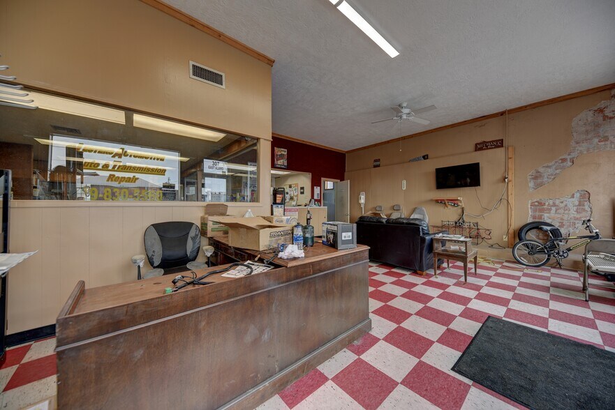 More Photos Of 307 E Alamo St, Brenham Auto Repair For Sale