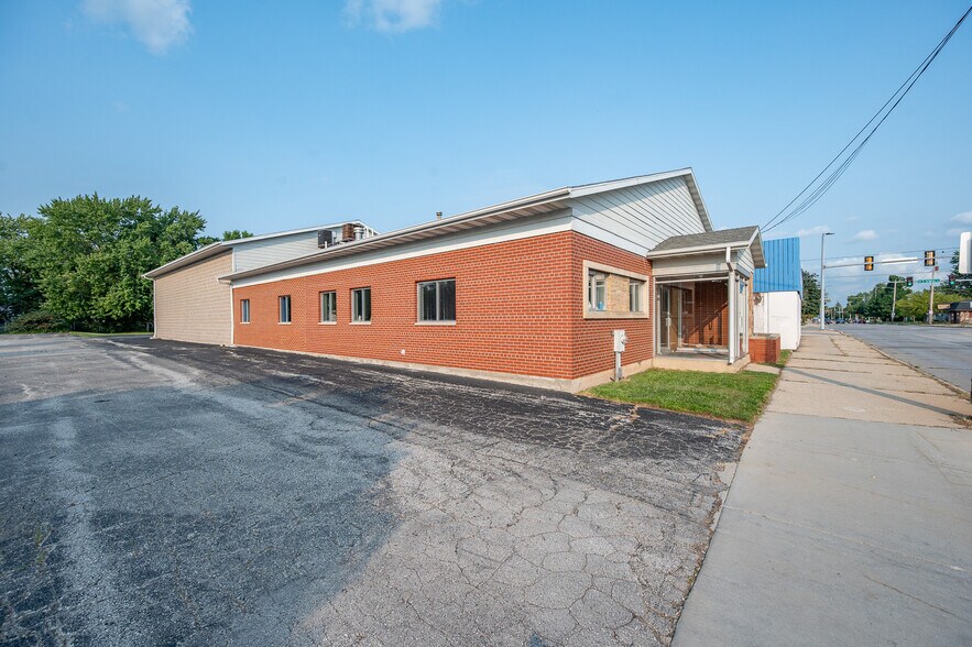 More Photos Of 1279 E Mason St, Green Bay Storefront For Sale