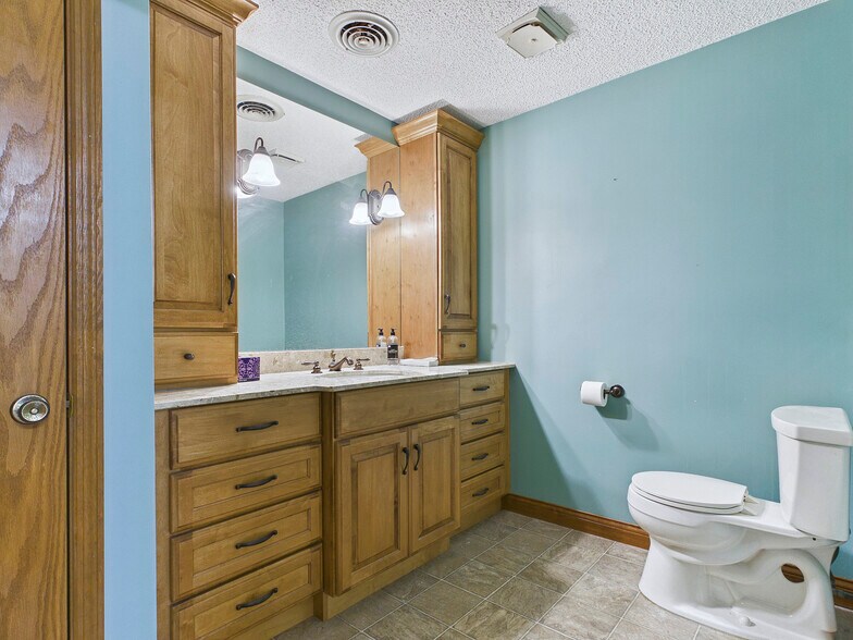 More Photos Of 201 W High St, Edwardsville Showroom For Sale