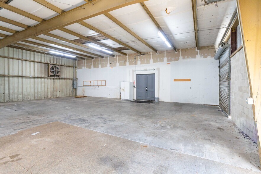 More Photos Of 440 Roberts Rd, Oldsmar Warehouse For Lease