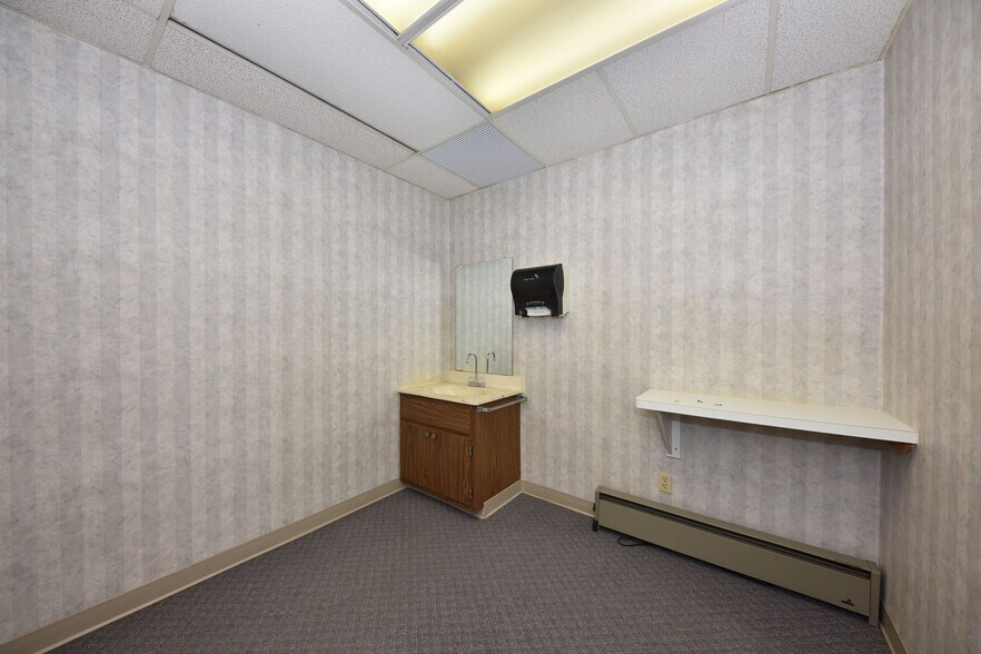 More Photos Of 7400 W Brown Deer Rd, Milwaukee Office For Sale