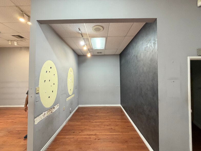 More Photos Of 19350 Business Center Dr, Northridge Storefront Retail Office For Lease