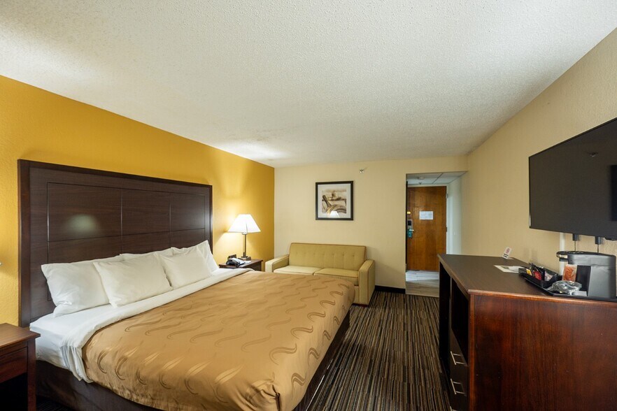 More Photos Of 2200 S Court St, Grayville Hotel For Sale