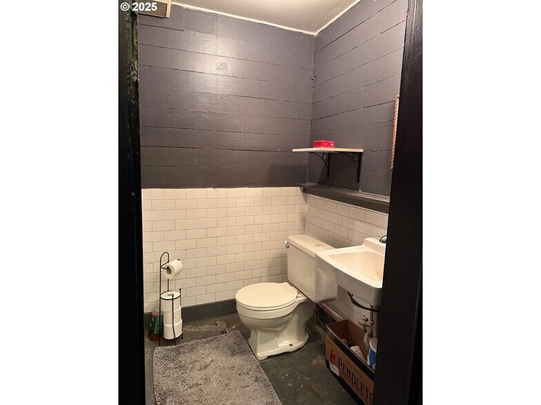 More Photos Of 2820 Broadway St, Baker City Flex For Sale