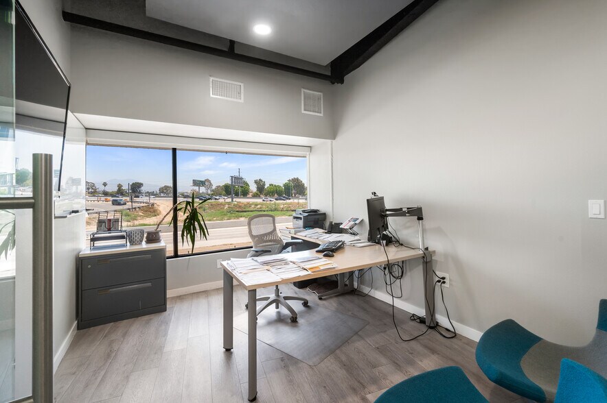 More Photos Of 800 E Dyer Rd, Santa Ana Showroom For Sale