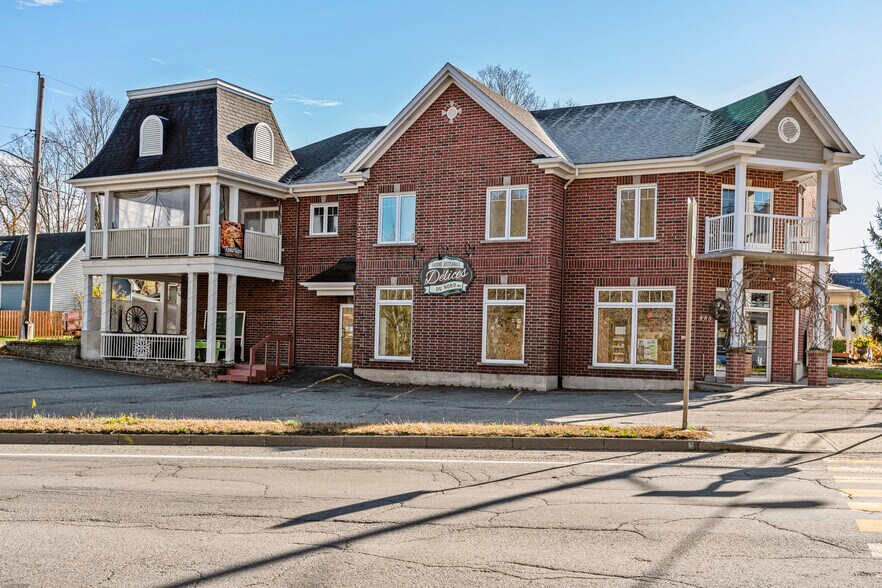 Primary Photo Of 885-889 Rue Child, Coaticook General Retail For Sale