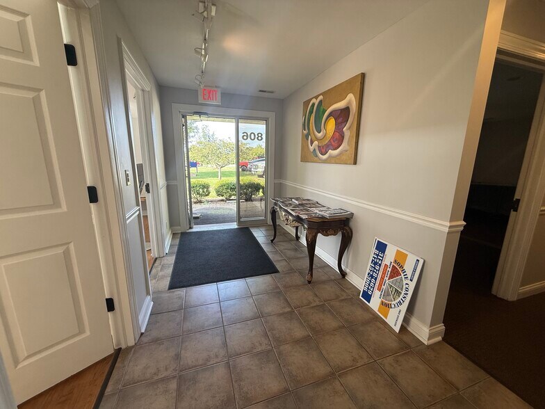 More Photos Of 806 Penny Ave, East Dundee Storefront Retail Office For Lease