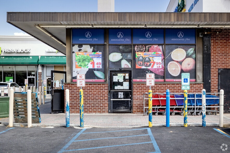 More Photos Of 7009-7063 Parsons Blvd, Fresh Meadows General Retail For Lease