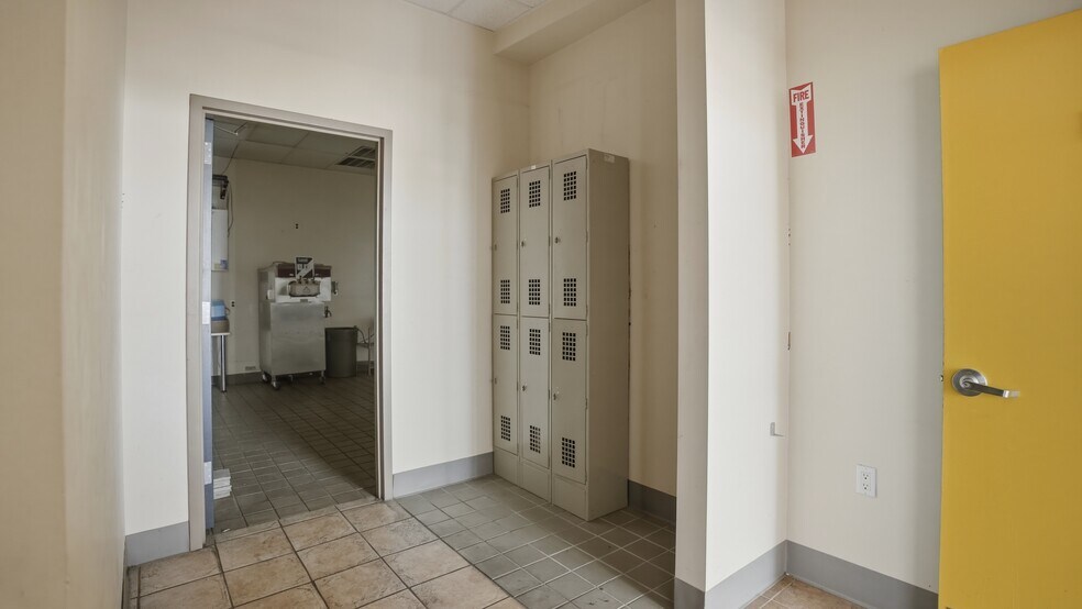 More Photos Of 2882-2904 Long Beach Rd, Oceanside Freestanding For Lease