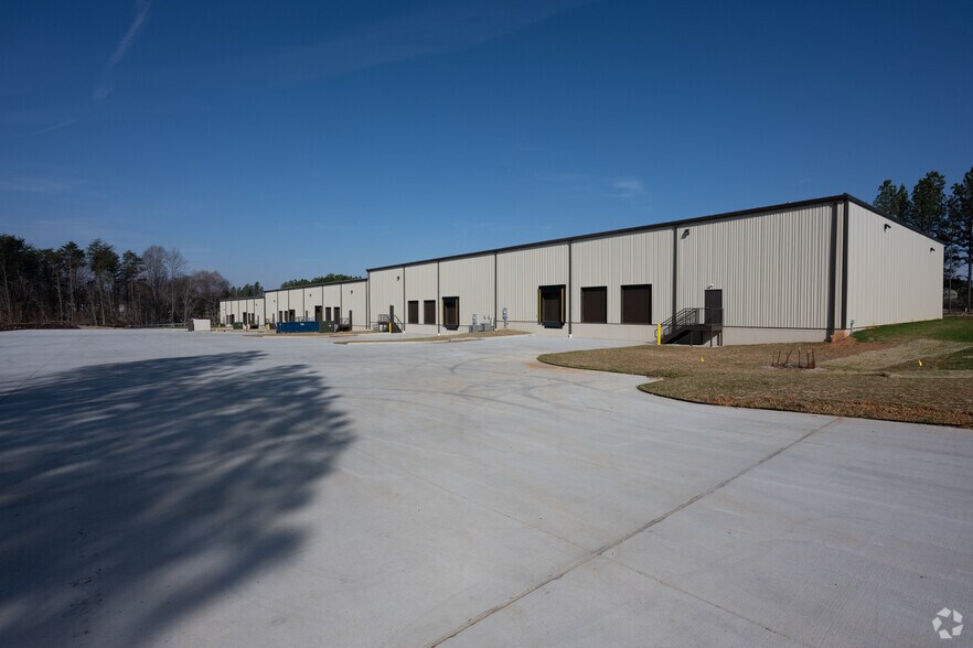 More Photos Of 717 Brigham Rd, Greensboro Flex For Lease