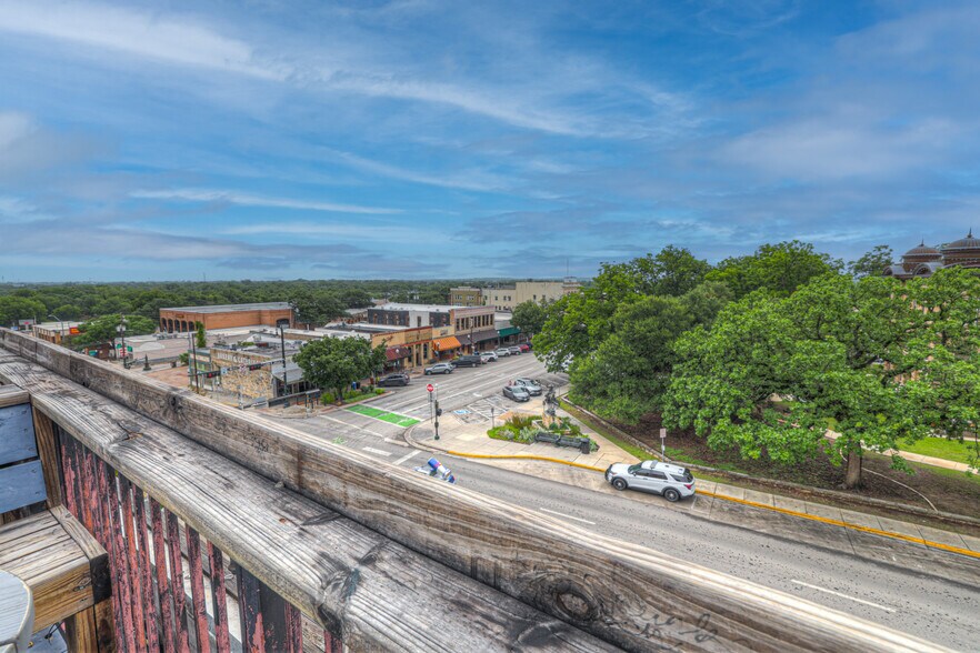 More Photos Of 139 E Hopkins St, San Marcos Bar For Sale