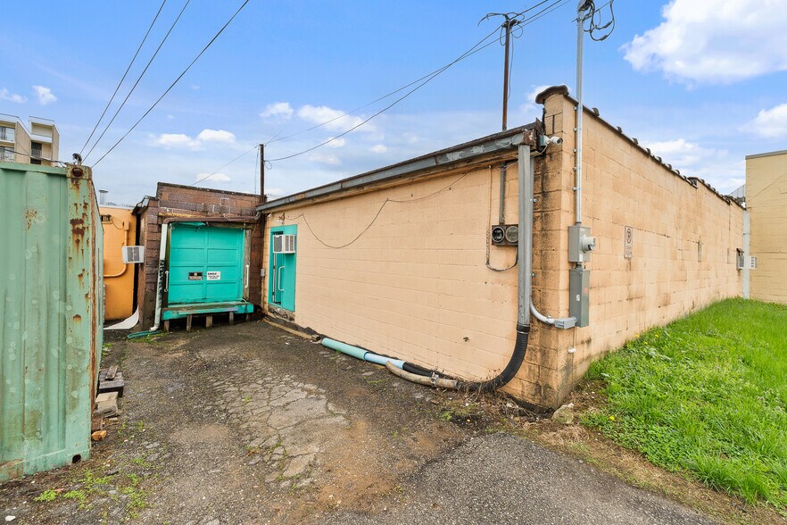 More Photos Of 727-735 14th St W, Huntington Storefront For Sale