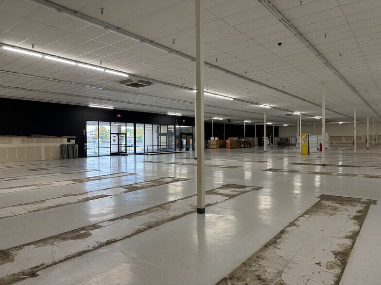 More Photos Of 2025 Lancaster Dr NE, Salem General Retail For Sale