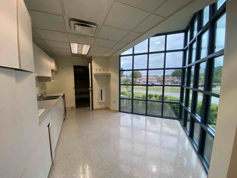 More Photos Of 14519 Cantrell Rd, Little Rock Bank For Lease