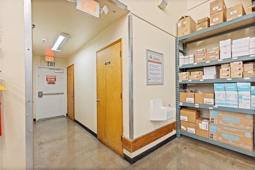 More Photos Of 156 NE 7th St, Newport Supermarket For Sale