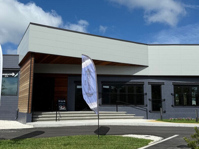 More Photos Of 2200 2nd Ave S, Saint Petersburg Flex For Lease