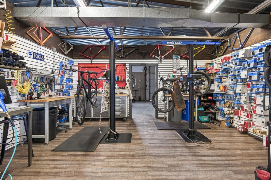 More Photos Of 1040 Dakota Dr, Mendota Heights Freestanding For Sale