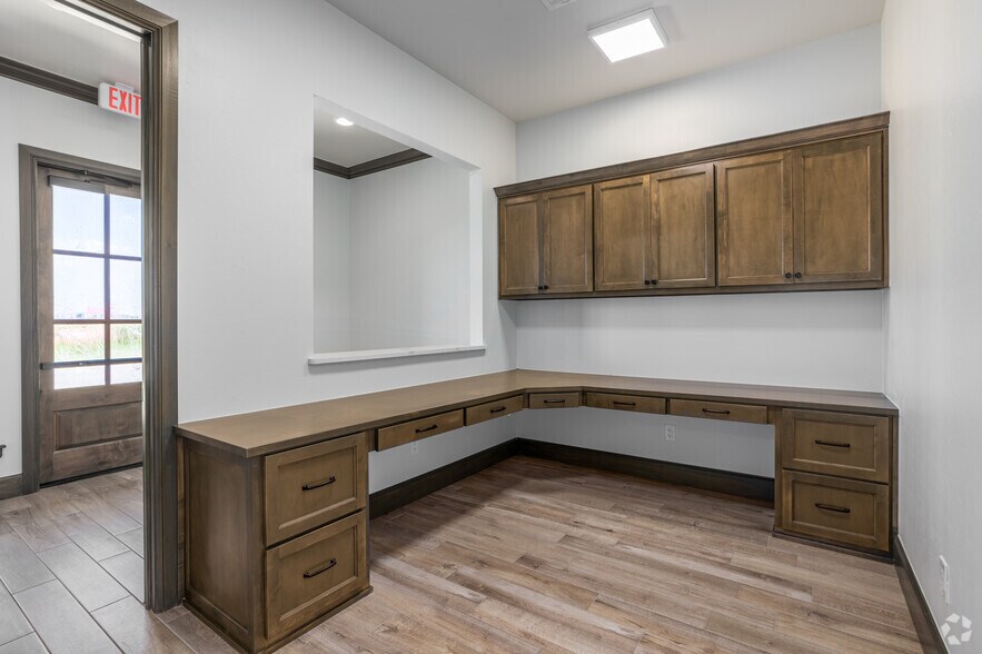 More Photos Of 2900 Washington Dr, Norman Unknown For Lease