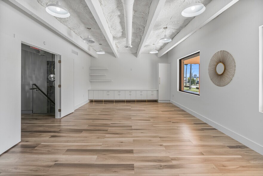 More Photos Of 2075-2129 W 76th St, Hialeah Showroom For Lease