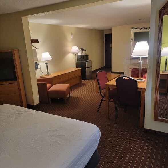 More Photos Of 3040 5th Ave S, Fort Dodge Hotel For Sale